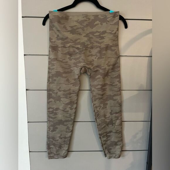 Spanx Green Desert Camo 'Look at Me Now' Seamless Cropped Leggings 1X Plus Size - Picture 2 of 6